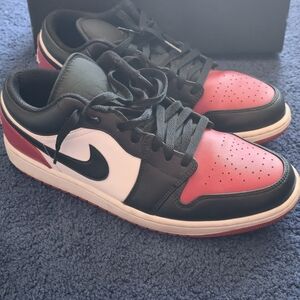 Nike Low-Top Sneaker — Black / Red / White